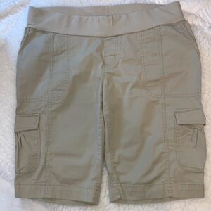 Motherhood Maternity Khaki Cargo Shorts. EUC. Size Medium. Lots of pockets.